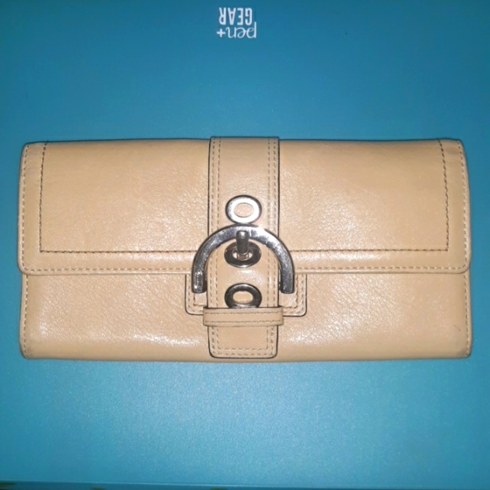 ☆Coach Cream Soho Buckle Wallet Snap Closure